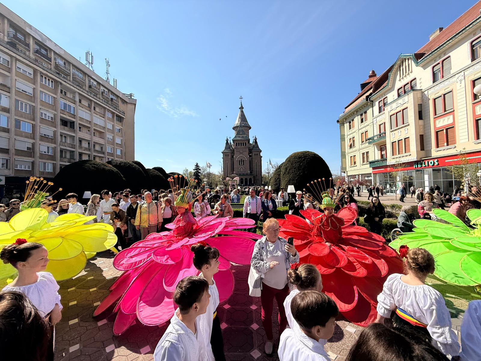 Flori de Florii la Timișoara: Artiști pe străzi, atmosfera de sărbătoare | video