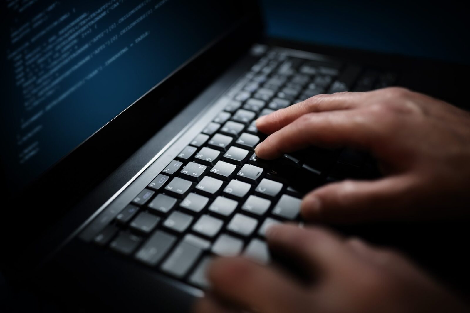 Departamentul de Justiție al Statelor Unite și FBI au dezmembrat o rețea vastă de spionaj cibernetic, gestionată de serviciul de informații al armatei ruse (GRU)