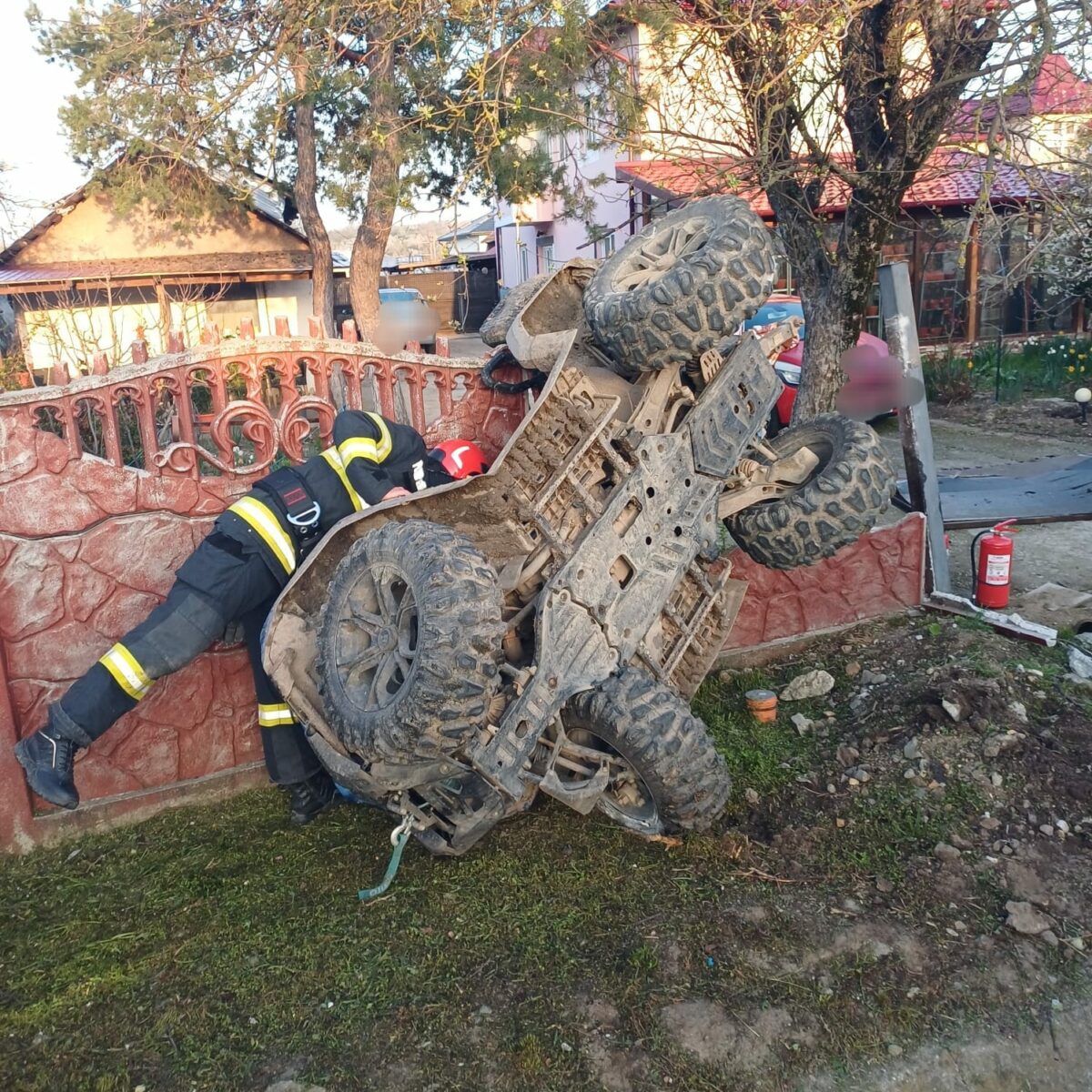 Accident grav de Paște: ATV răsturnat, aterizare spectaculoasă pe gard