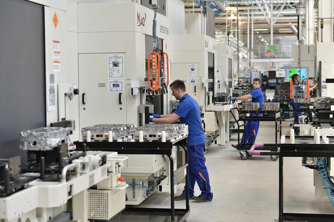 Activitatea industrială a României, în declin în februarie, deși producția alimentară rezistă