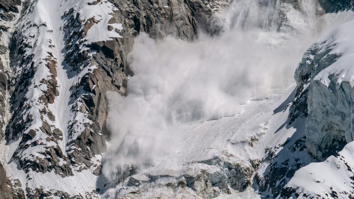 Avalanșe la munte: ANM avertizează, riscul e major, inclusiv pentru turiști