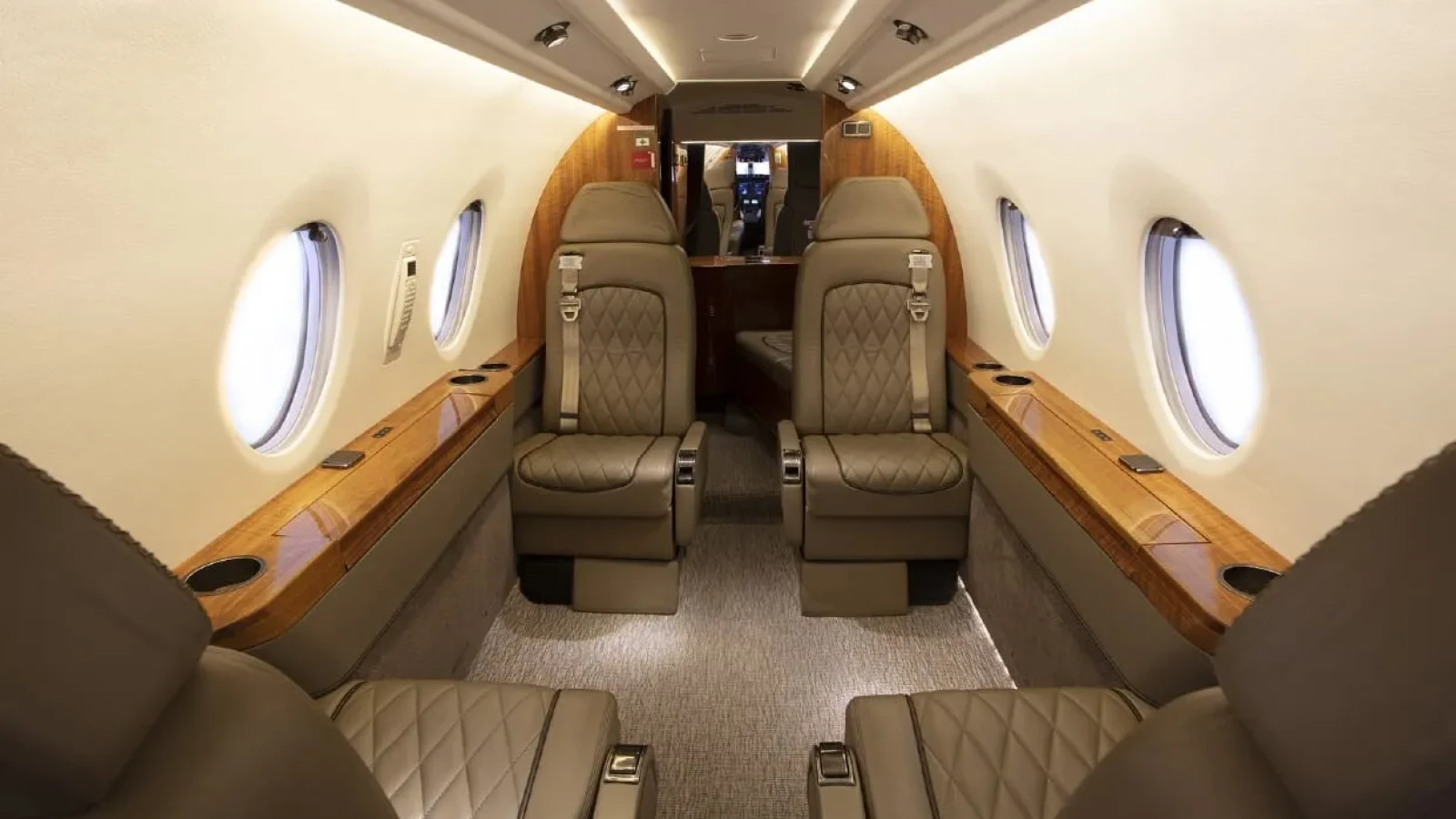 Sfânta Lumină, din zona de război, adusă în România cu avion privat