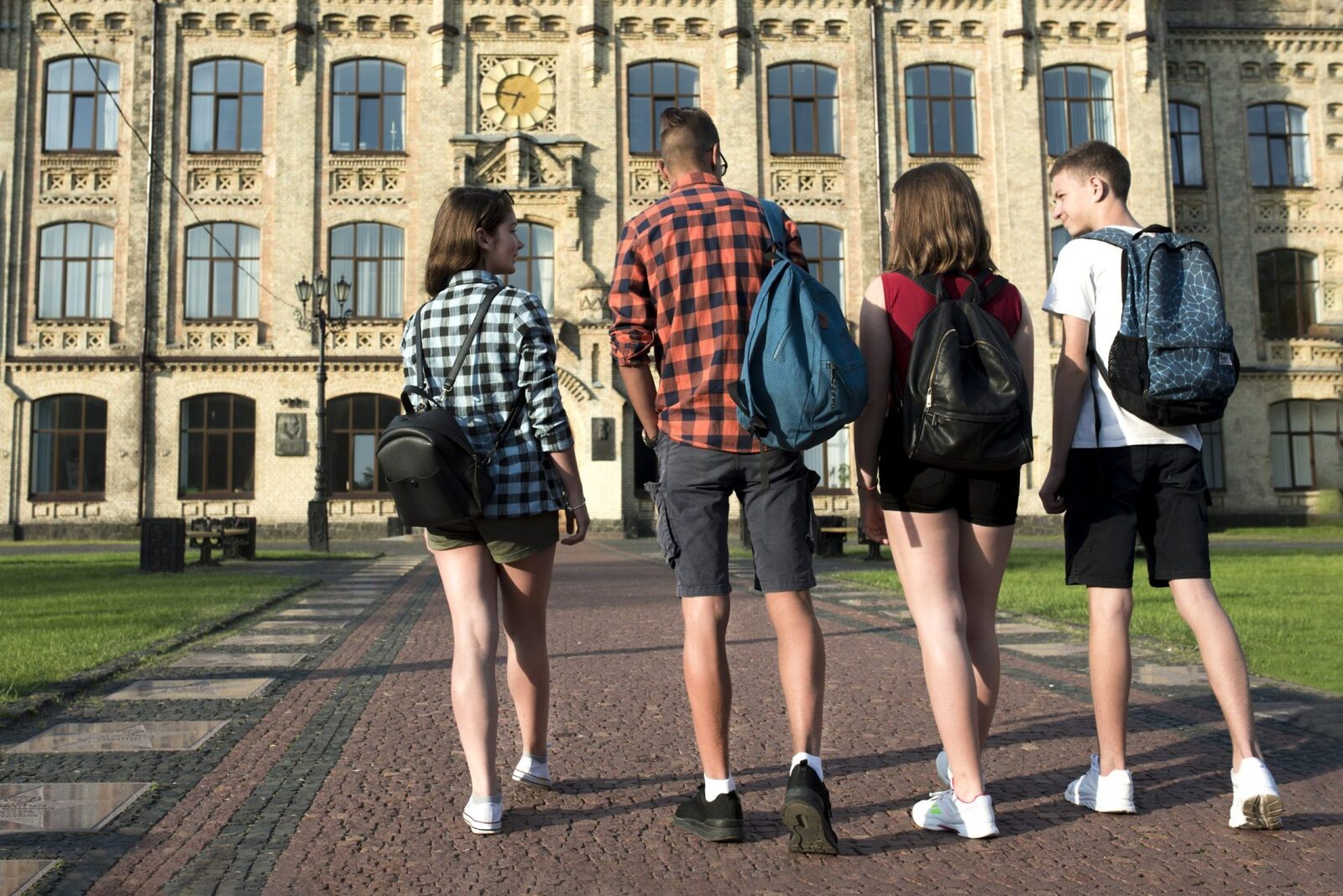 Mii de studenți din România, loviți de scandalul burselor UK: Ce sume trebuie să plătească
