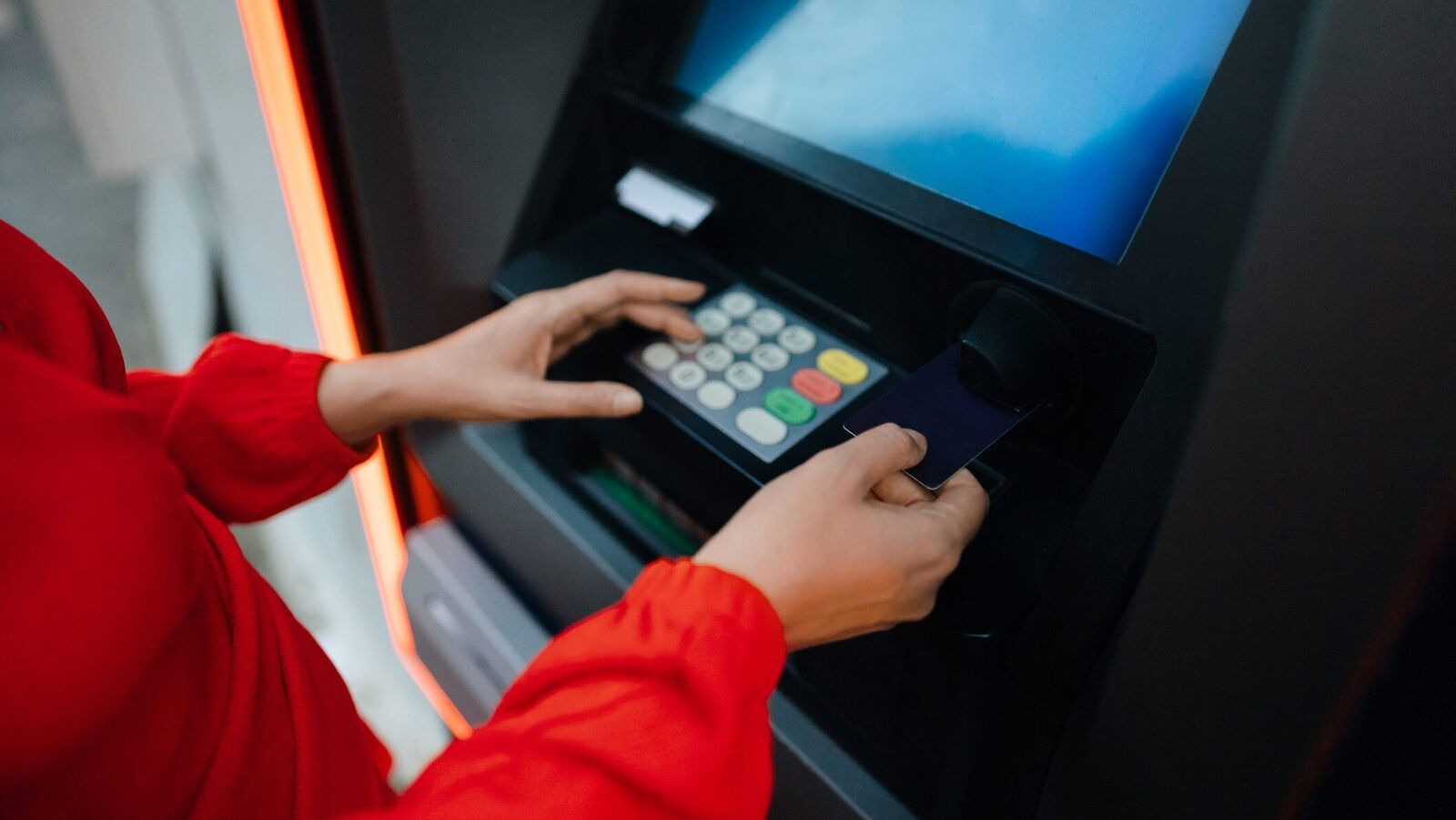 Când sistemele bancare „cad”, nu înseamnă neapărat faliment sau dispariția banilor De multe ori, „căderea” sistemelor bancare, fenomen care stârnește panică, este legată de probleme tehnice sau operaționale