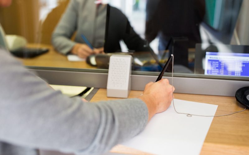 Bănci din România, vizate de amenzi colosale: Un miliard de euro în joc