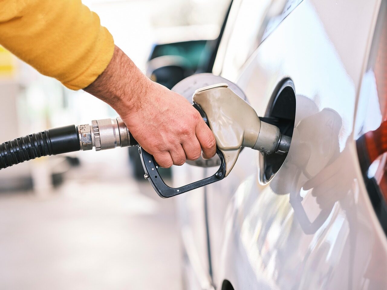 Benzina și motorina, cele mai mici prețuri AZI în România: Unde găsești combustibil ieftin