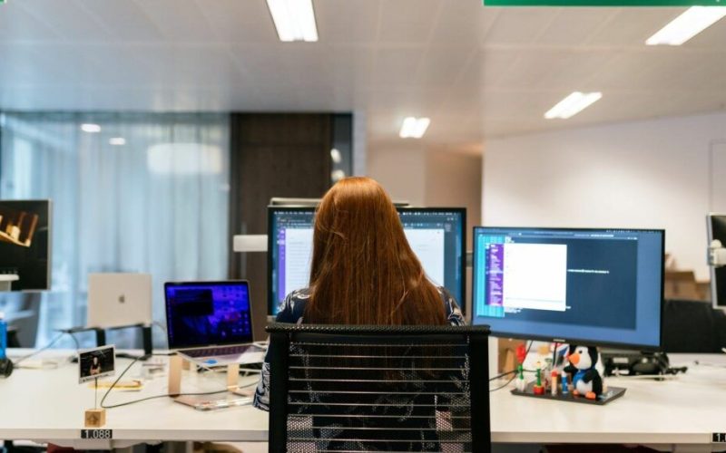 Schimbare MAJĂ pentru angajații din România: Se trece la săptămâna de 4 zile