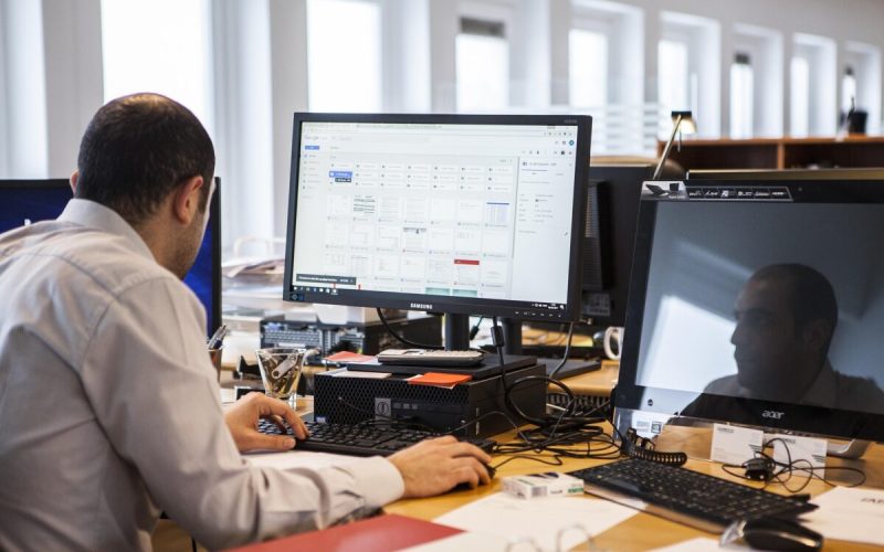 Alergia la muncă: Cauze, simptome și soluții. Cum afectează România