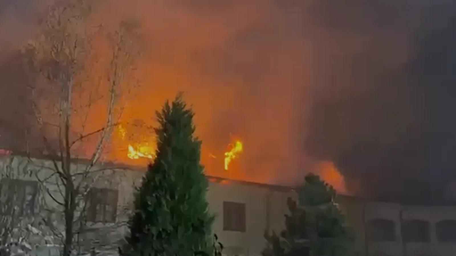 Incendiu de Paște la Mănăstirea Bistrița: 10 autospeciale luptă cu flăcările în Vâlcea