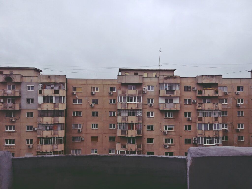 Blocurile, sub lupa legii: Românii, responsabili de vecinii de sub ei