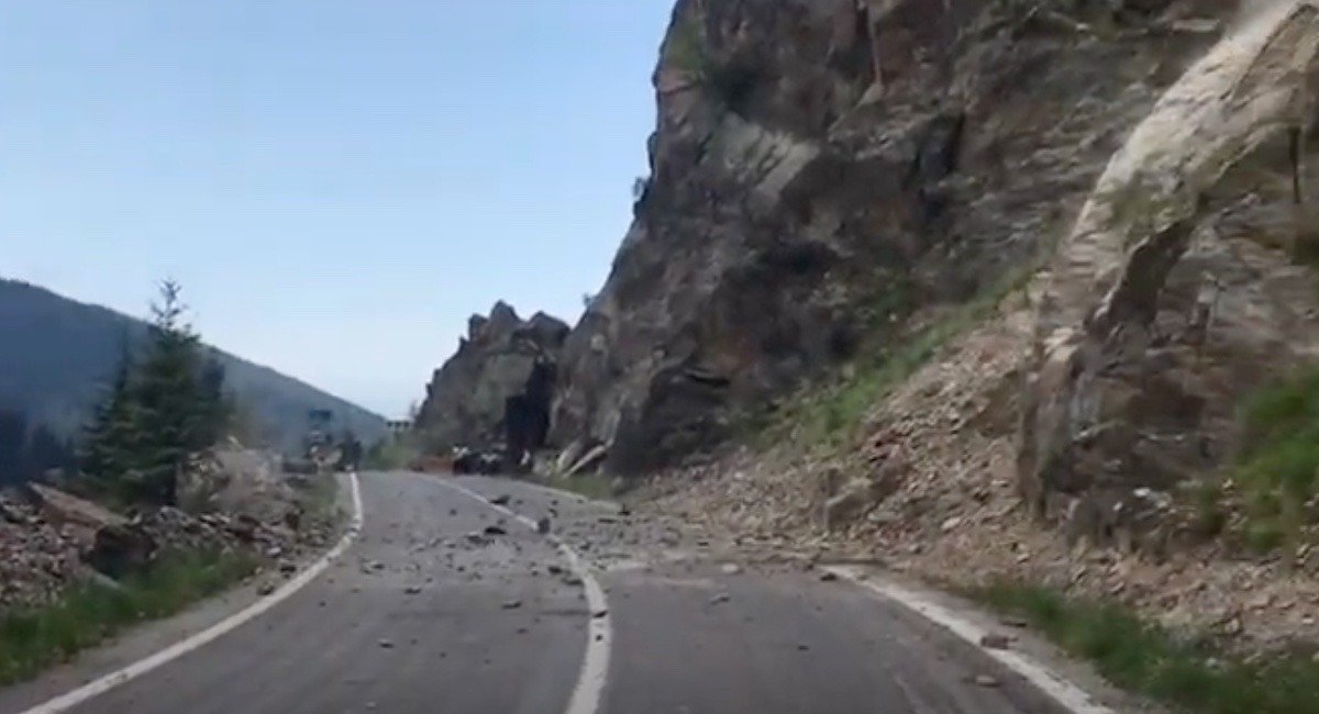 Risc major de căderi de pietre în spectaculoasele Chei Bicazului