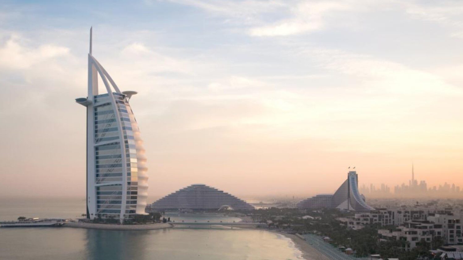 Dubai, lovit de război: Burj Al Arab, hotel de lux, închis „pentru renovare”