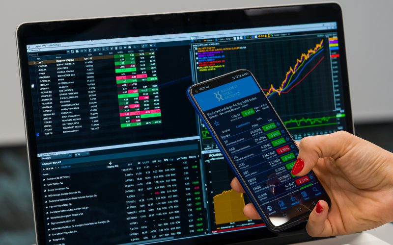 Bursa rezistă șocului politic. Businessul vrea stabilitate pentru România, zic economiștii