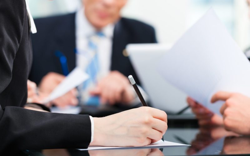 Penalități confuze în contracte: Când se aplică și cum le contestă cetățenii?