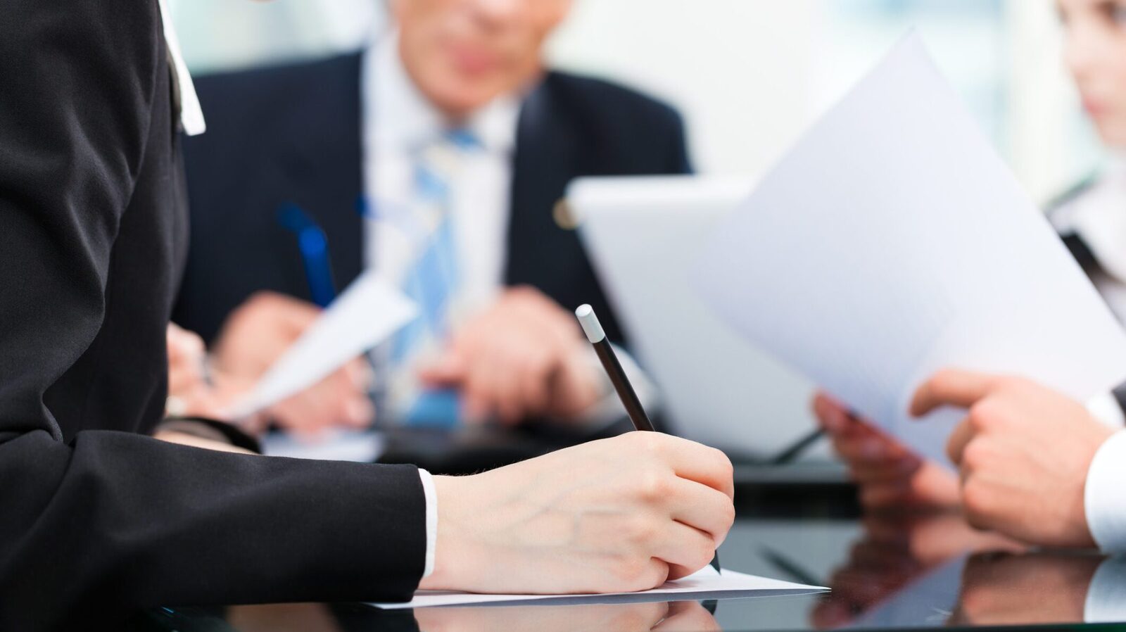 Penalități confuze în contracte: Când se aplică și cum le contestă cetățenii?
