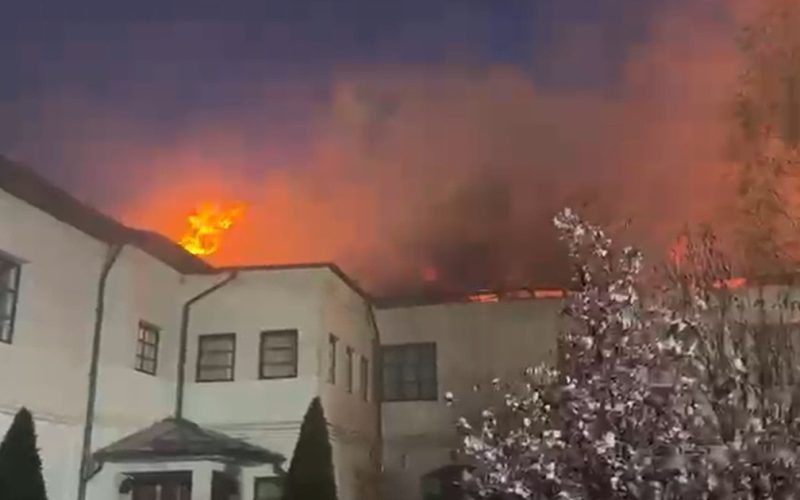 Incendiu violent la mănăstire din Vâlcea: Pompieri din trei județe luptă cu flăcările