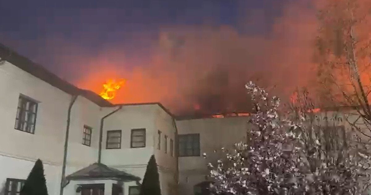 Incendiu violent la mănăstire din Vâlcea: Pompieri din trei județe luptă cu flăcările