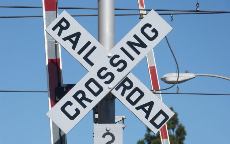 Mașina autonomă sfidează trenul: Anchetă după un incident periculos