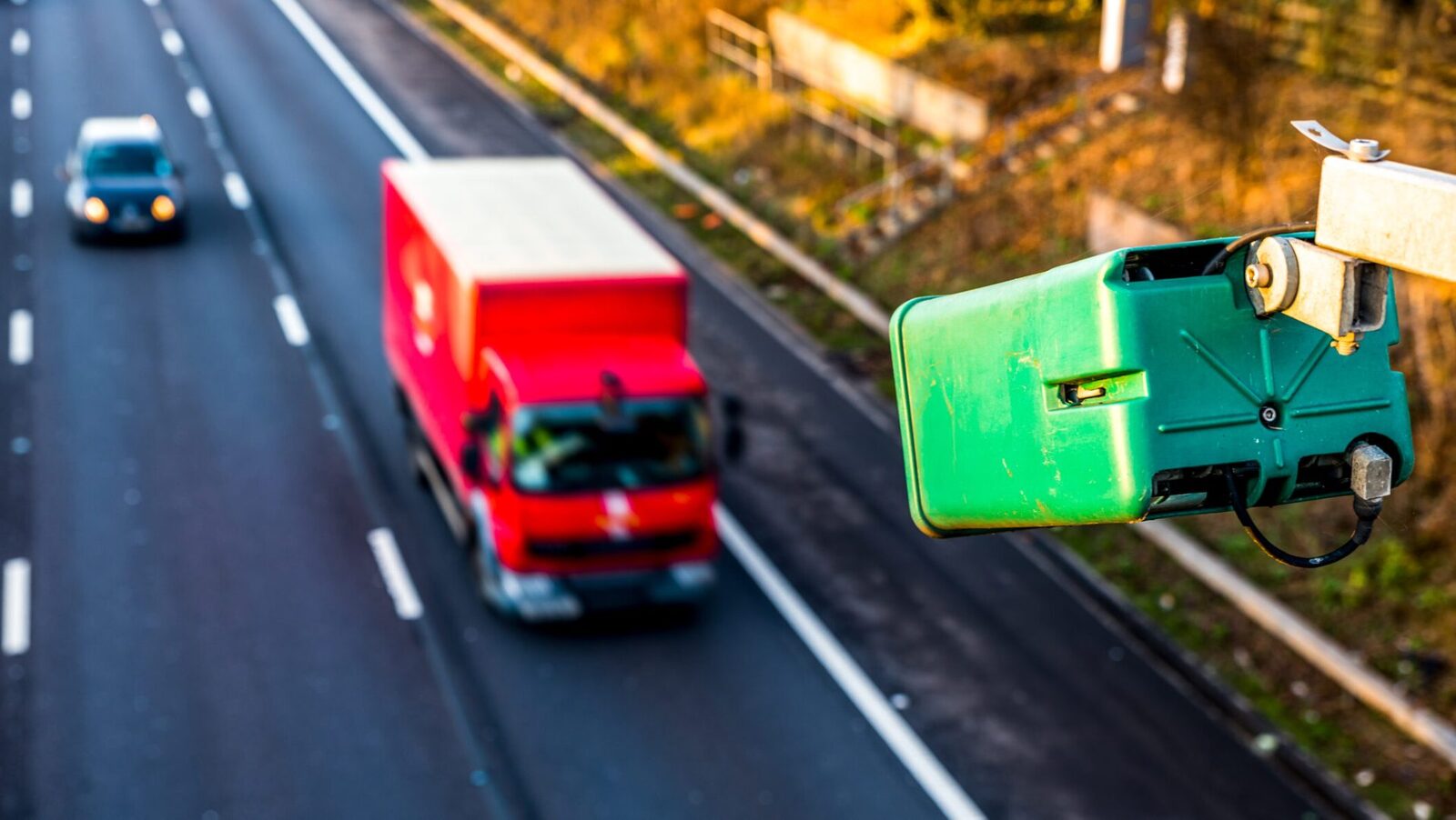 Radare cu AI în Europa: Camerele văd în mașină, depistează șoferii ocupați