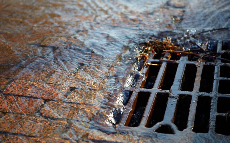 Apa și canalizarea: Scumpiri ULUITOARE în 2026. Ce plătesc locuitorii din Județele României