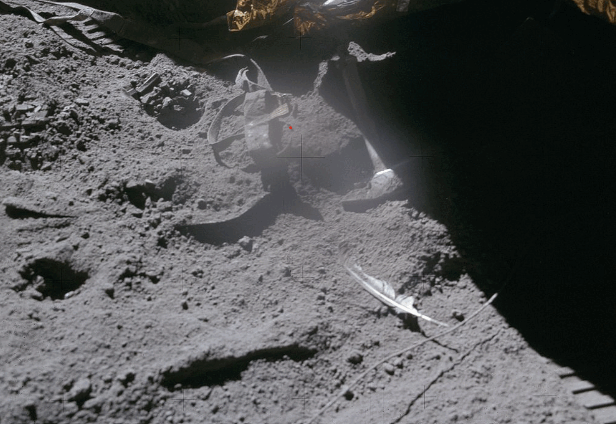 Astronautul DAVID SCOTT a demonstrat pe Lună o lege fundamentală a fizicii, lăsând să cadă o pană de șoim și un ciocan, într-un experiment memorabil din timpul misiunii Apollo 15