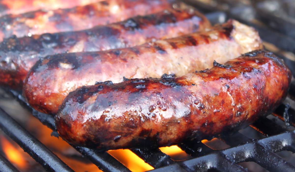 Cârnați suculenți, fără surprize: Secretul suprem de gătire!