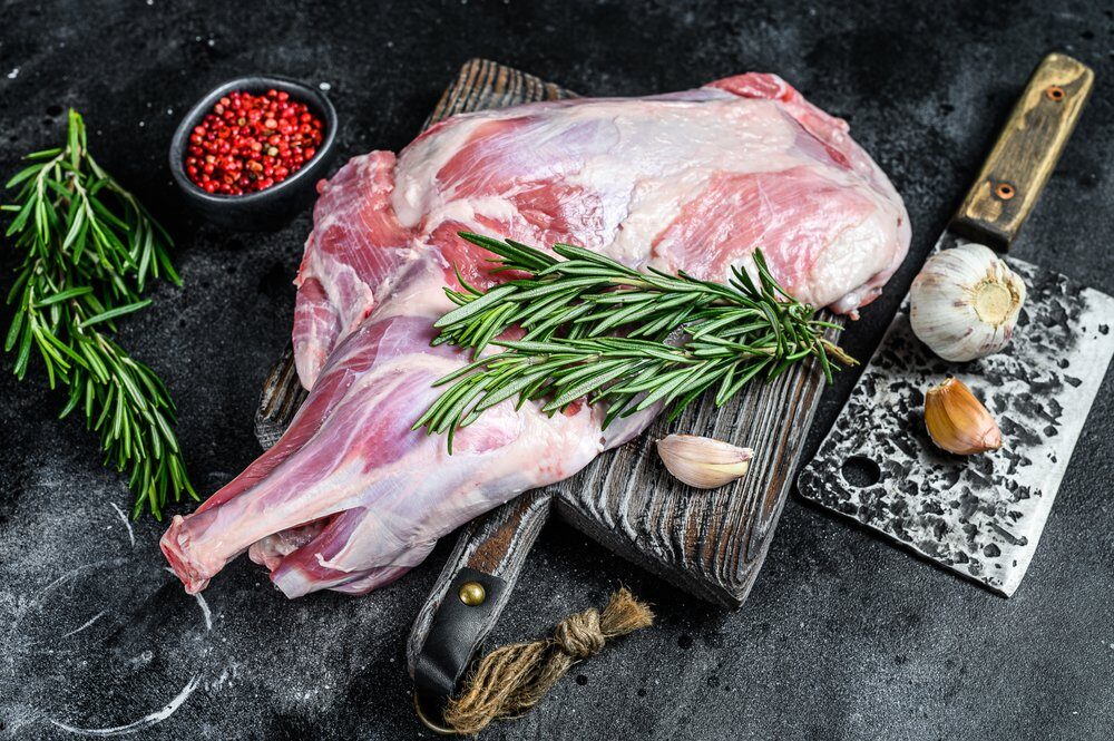 Imaginea atașată se referă la carne de miel În prag de Paște, carnea de miel devine vedeta meselor festive, însă alegerea cărnii potrivite pentru o friptură reușită poate fi o adevărată provocare