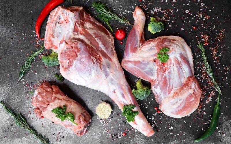 Carnea de miel, adesea subiect de dezbateri culinare, poate fi transformată într-un deliciu culinar, chiar și pentru cei reticenți la gustul său specific