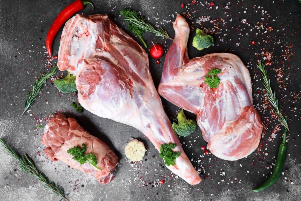Carnea de miel, adesea subiect de dezbateri culinare, poate fi transformată într-un deliciu culinar, chiar și pentru cei reticenți la gustul său specific