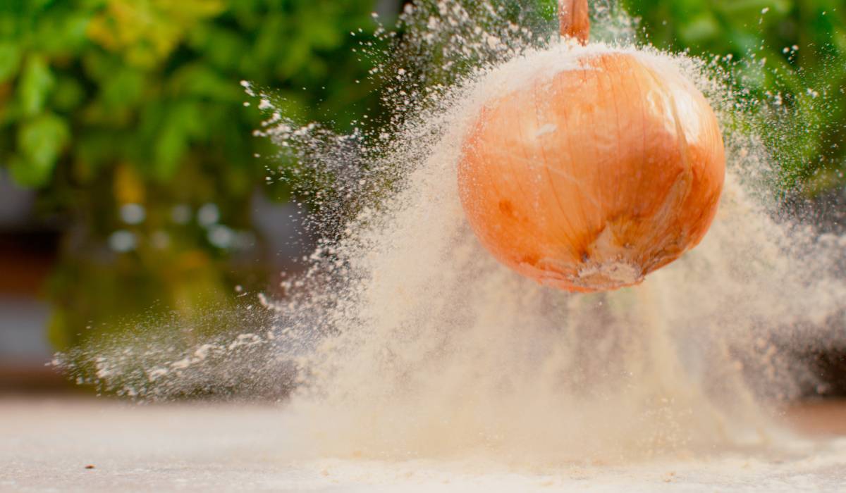 Capcana naturală, simplă și eficientă: Ceapă și bicarbonat contra insectelor