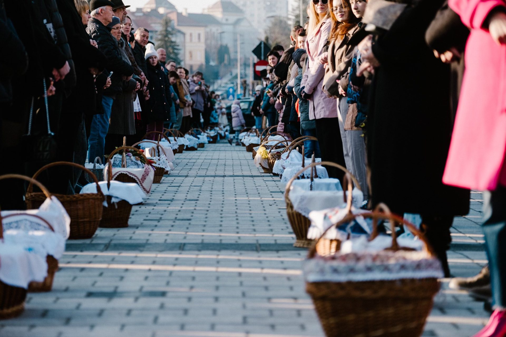 Mii de credincioși la sfințirea bucatelor de paște în Miercurea Ciuc | GALERIE FOTO