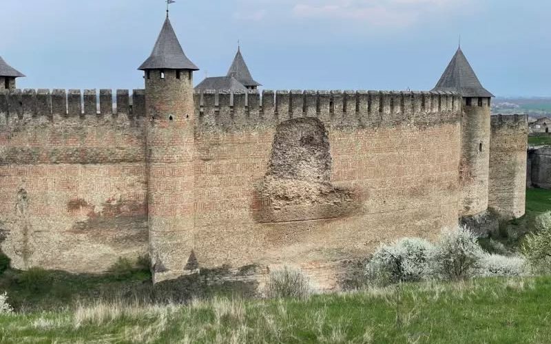 Zidul Cetății Hotin, simbol al Moldovei lui Ștefan, s-a prăbușit: „Toată lumea e bine”