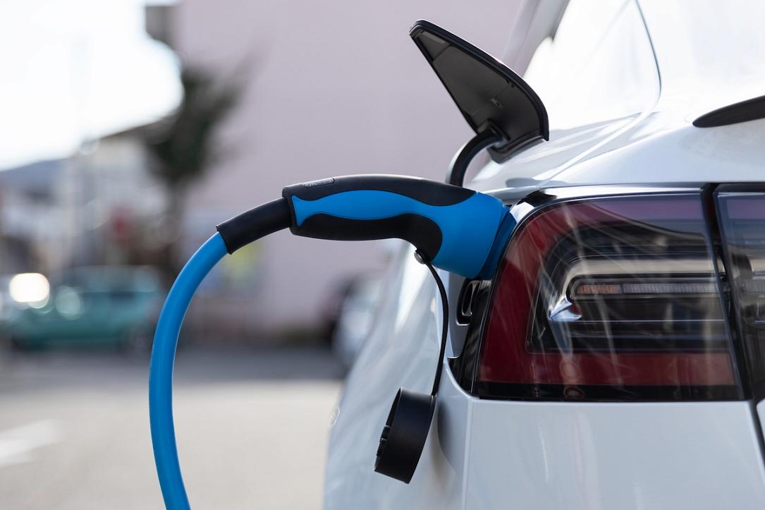 Noile înmatriculări auto cresc ușor, dar electrificarea domină piața În luna martie 2026, piața auto din România a arătat semne de redresare, cu o creștere de +4,9% a înmatriculărilor de autoturisme noi, comparativ cu aceeași perioadă a anului precedent