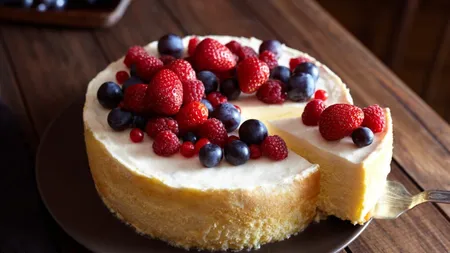Căpșuni și cheesecake: Rețeta rapidă, perfectă pentru vară!