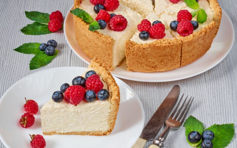 Tarta cu cremă de brânză se dovedește a fi desertul ideal pentru a încheia o masă festivă, fără a aglomera meniul