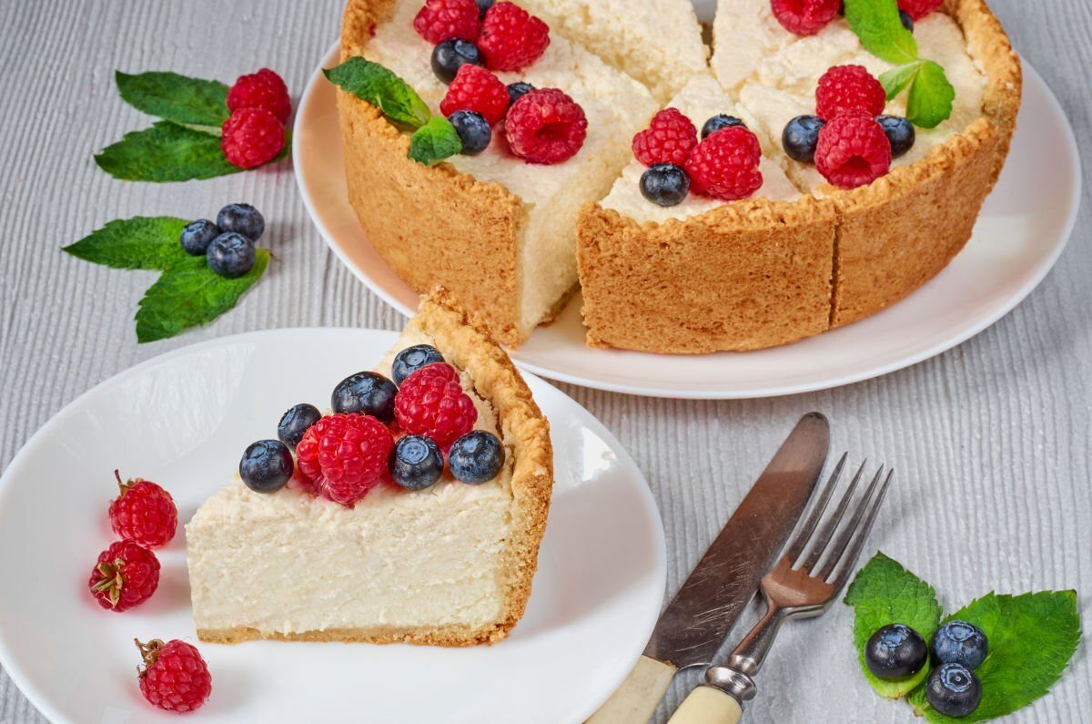 Tarta cu cremă de brânză se dovedește a fi desertul ideal pentru a încheia o masă festivă, fără a aglomera meniul