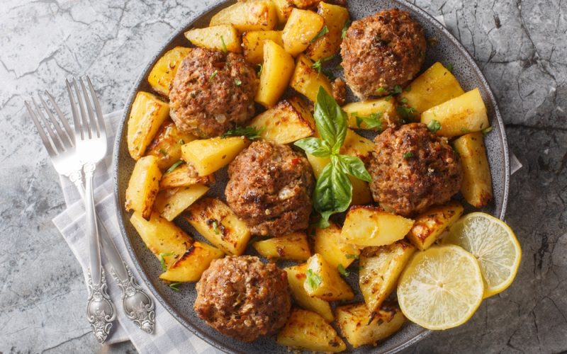 Greșeala chiftelelor grecești: Rețeta la cuptor care te dă pe spate!