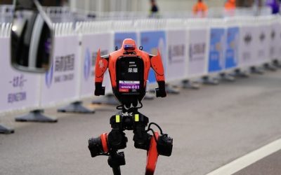 Roboții, mai rapizi ca oamenii: Semimaratonul din Beijing, cucerit de AI