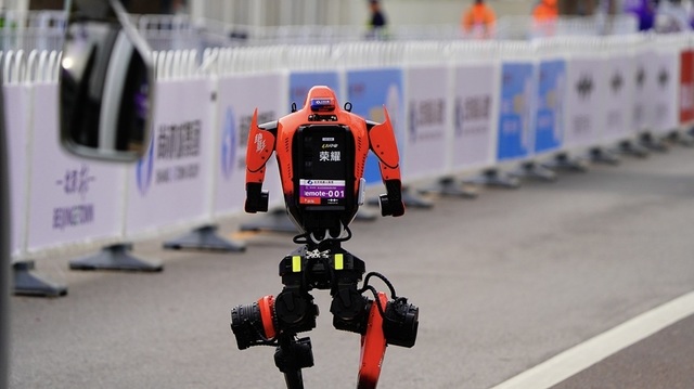 Roboții, mai rapizi ca oamenii: Semimaratonul din Beijing, cucerit de AI