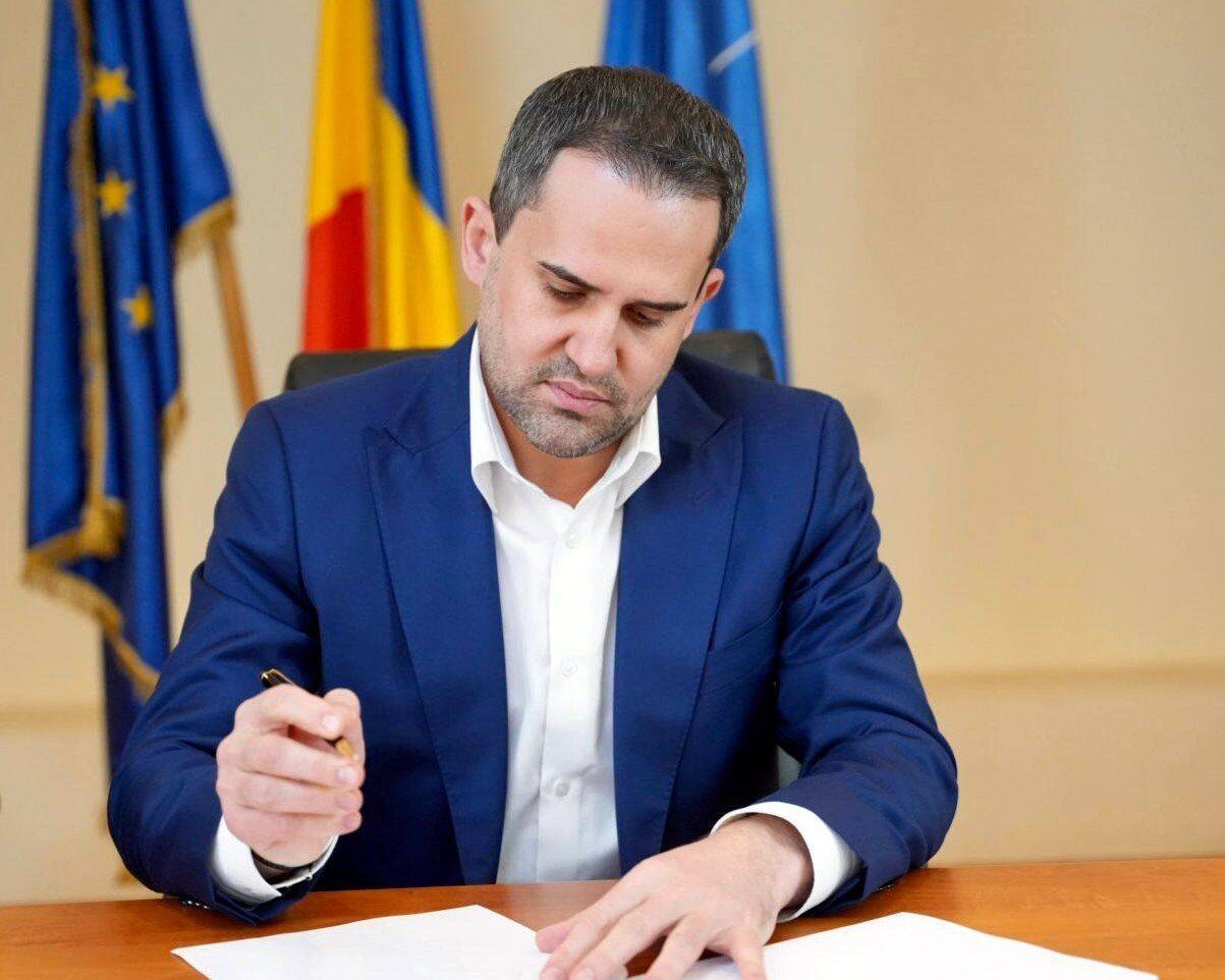 Ministrul Transporturilor, Ciprian Șerban, a anunțat semnarea a trei contracte de finanțare pentru achiziția de vehicule electrice destinate Serviciului Român de Informații (SRI), Serviciului de Telecomunicații Speciale (STS) și Serviciului de Protecție și Pază (SPP)