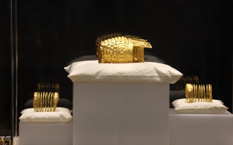 Coiful de la Coțofenești și brățările dacice, expuse la București