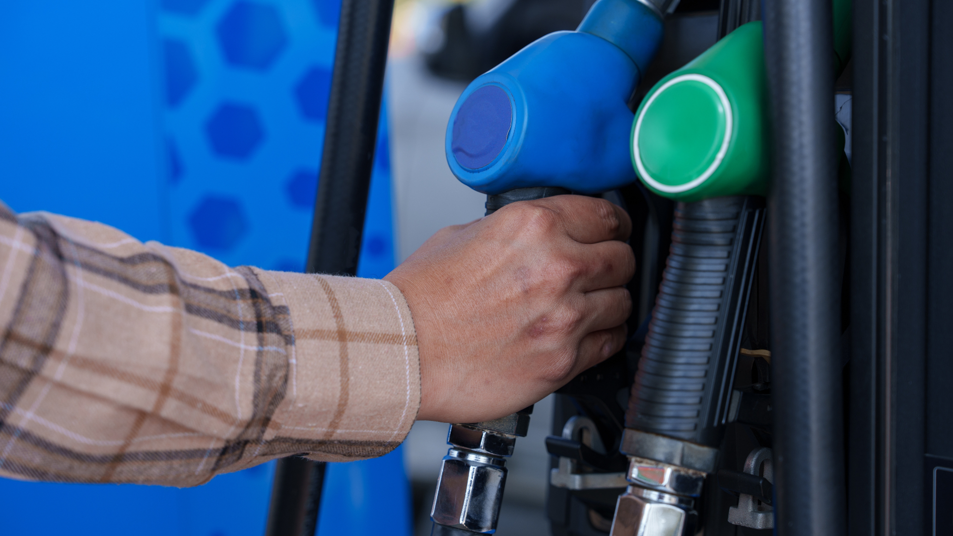 Criză carburanți în Europa: Germania, lovită de prețuri record. Franța, în criză de combustibil (audio)