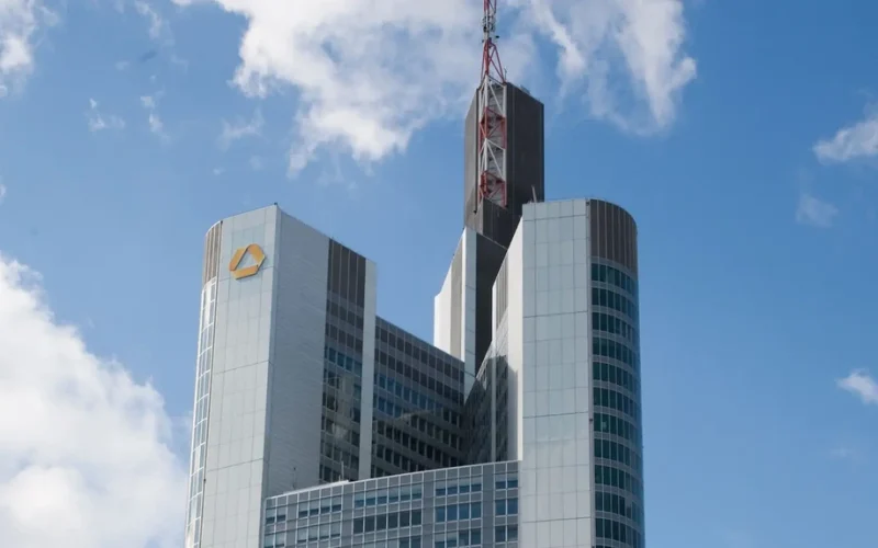 UniCredit pune la cale transformarea Commerzbank