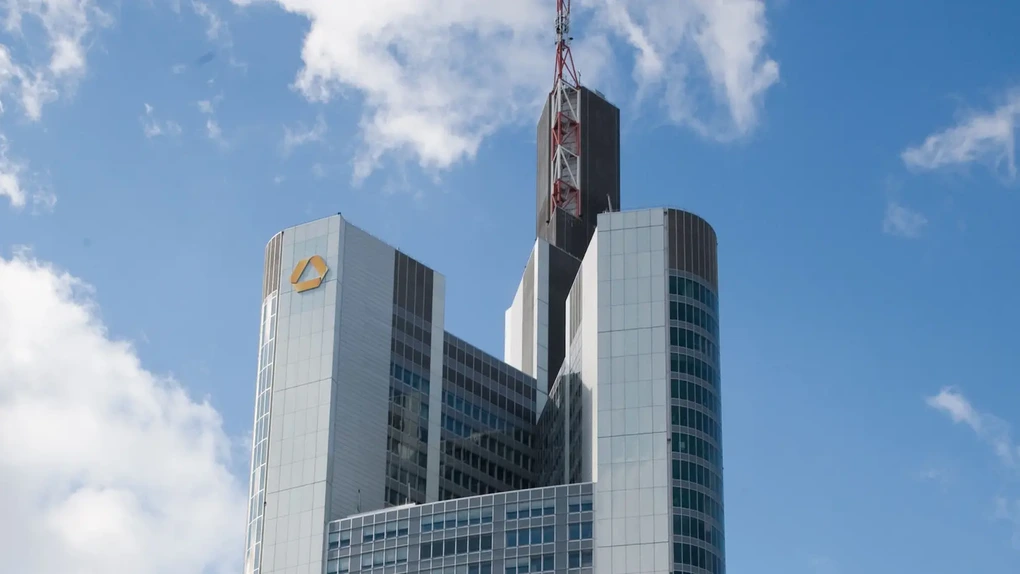 UniCredit pune la cale transformarea Commerzbank