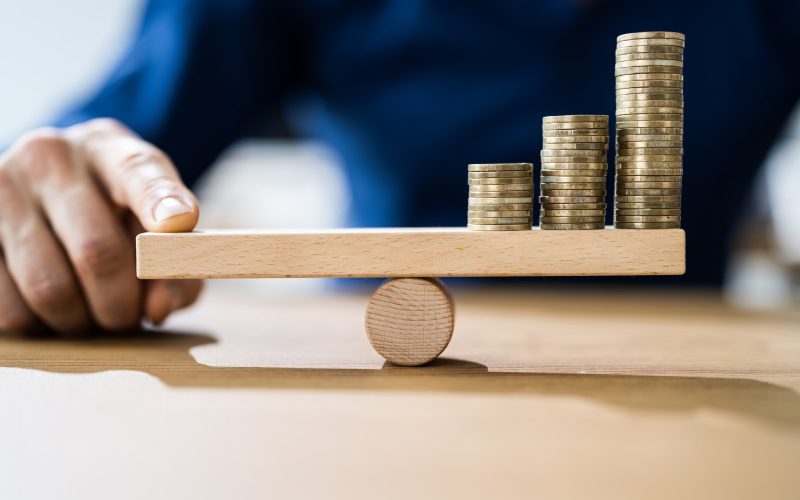 Inflația face ravagii: Firmele înghit, românii strâng cureaua în România