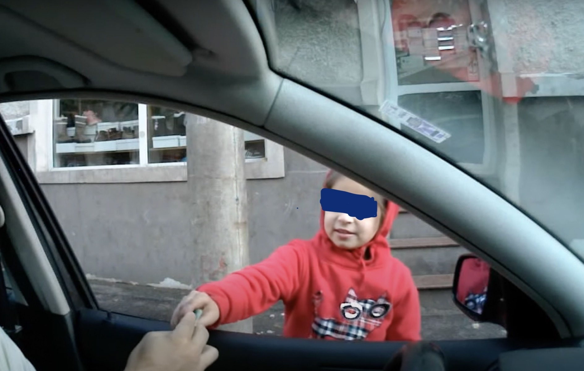 Cerșetorie: Sute de români și bulgari, adulți și copii, în Atena și Salonic