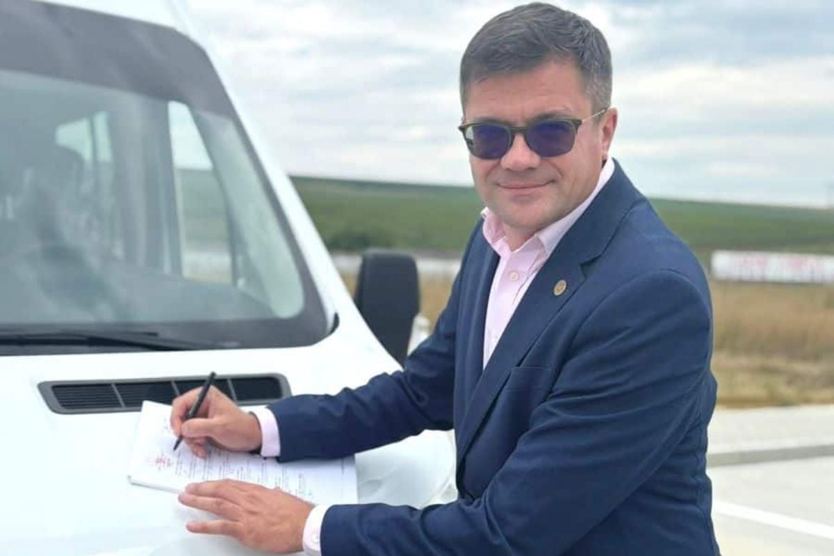 Kovesi anchetează afacerea microbuzelor de lux din bani europeni