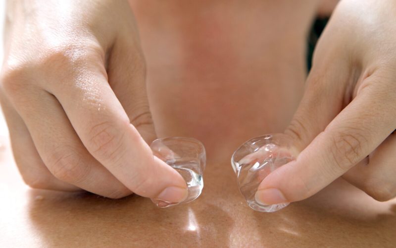 Cubul de gheață pe ceafă alungă anxietatea? Secretul simplu, explicat științific