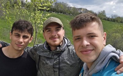 FOTO: Vineri, în Galați, trei prieteni au curățat parcul copilăriei