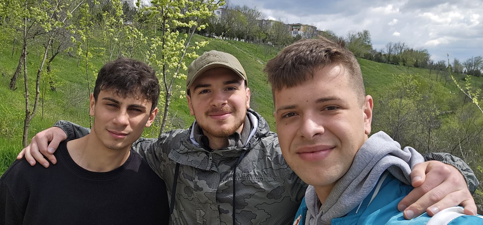 FOTO: Vineri, în Galați, trei prieteni au curățat parcul copilăriei